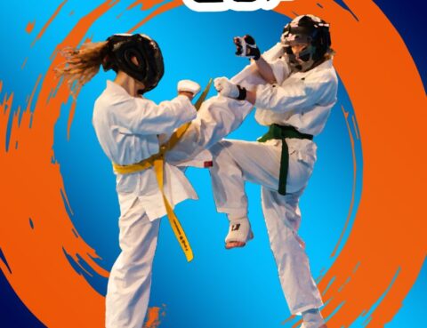 Plakat zawodów Kokoro Cup Junior - na którym dwie postacie zawodników w kimonach walczą.